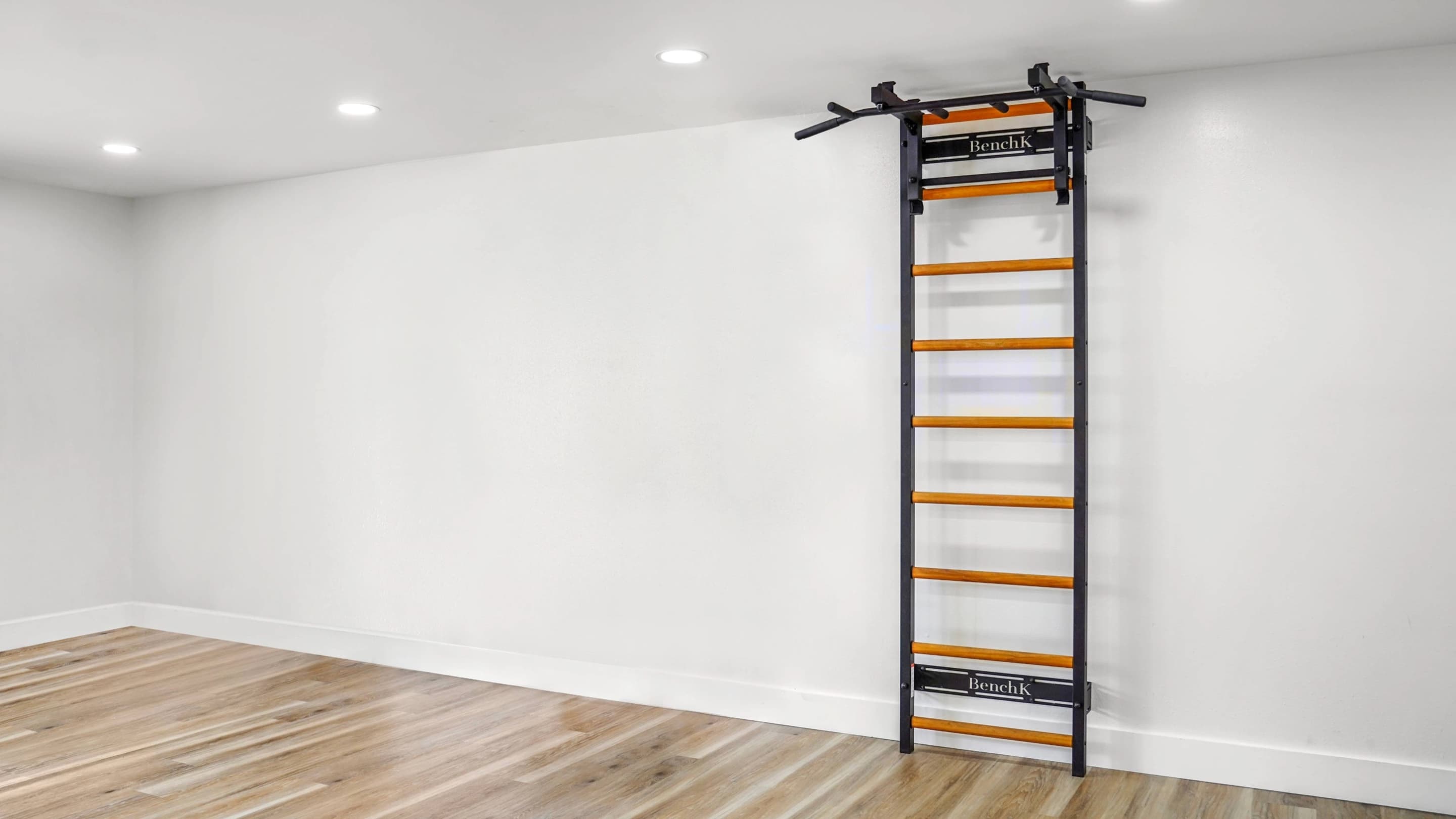 Pull-up on BenchK wall bar