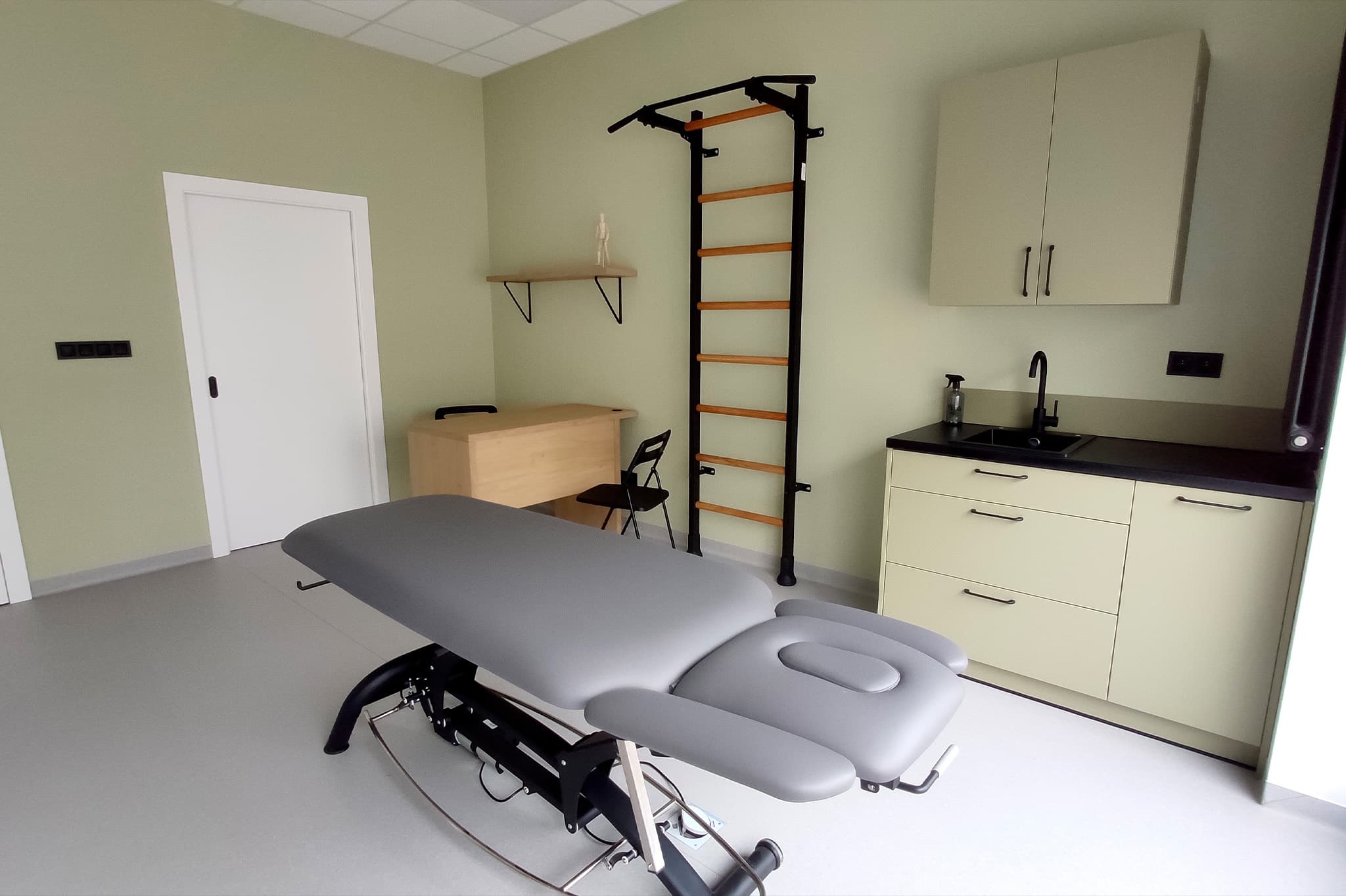 Physical therapy and chiropractic clinic using BenchK for rehab