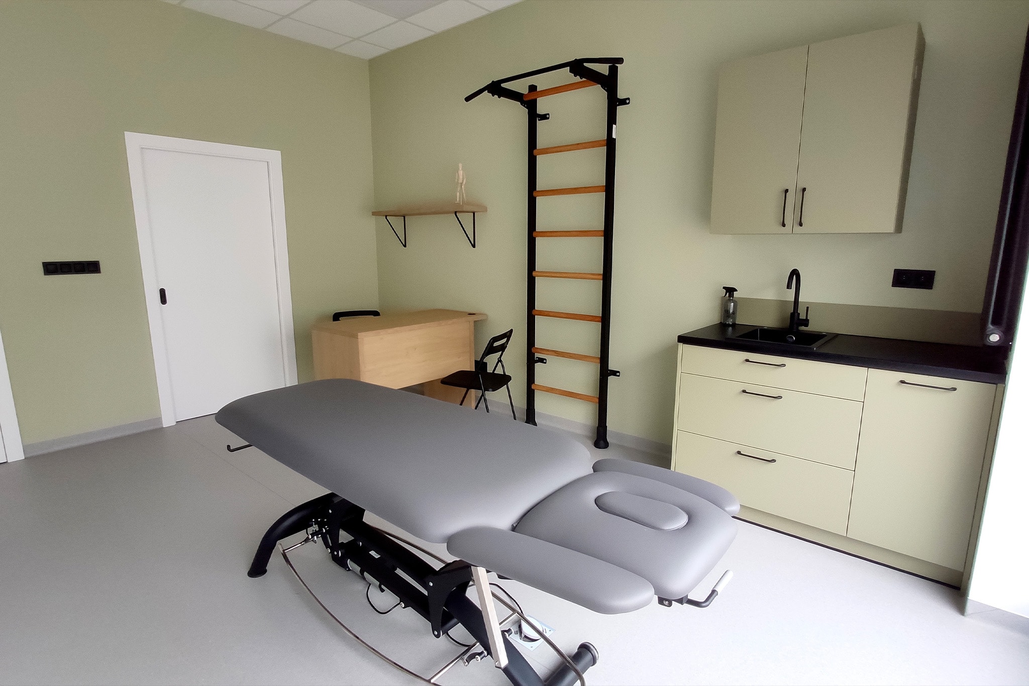 Physical therapy and chiropractic clinic using BenchK for rehab